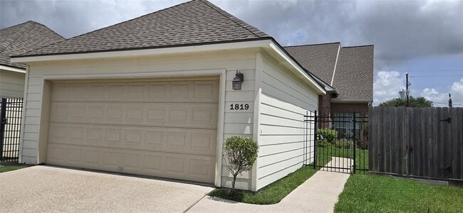 Building Photo - 1819 Leisure Ct