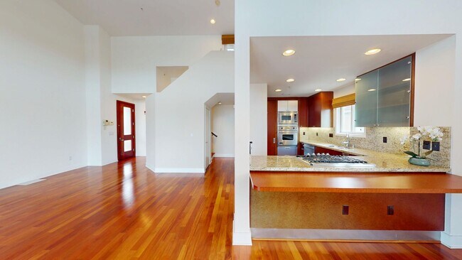 Foto del edificio - Luxurious Condominium | Rooftop Deck with Bay and Downtown Views