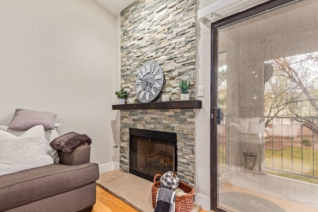 Foto del edificio - Renovated 2 bedroom furnished condo