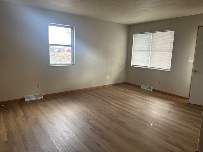 Building Photo - 450 Hutton Ln