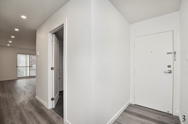 Building Photo - 6395 R. Villeneuve