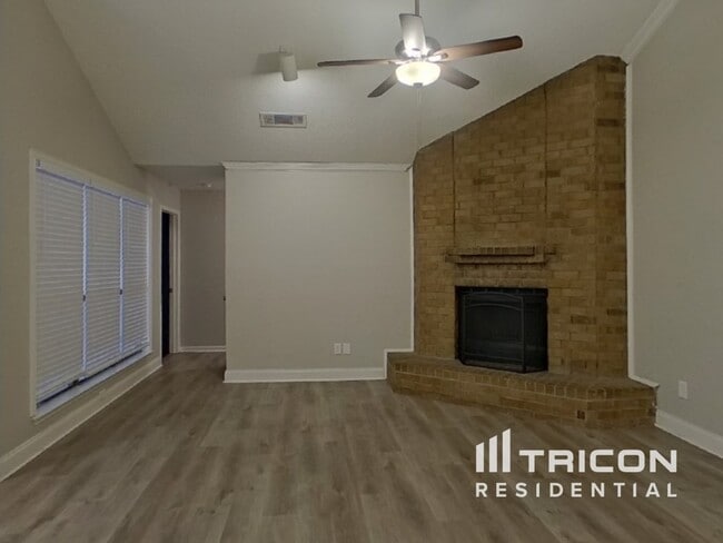 Foto del edificio - 5911 Inks Lake Dr