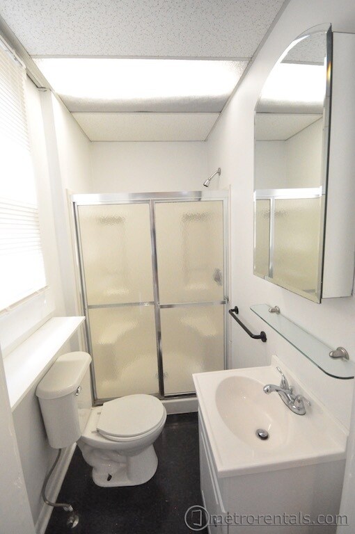 bathroom - 321 E Livingston Ave