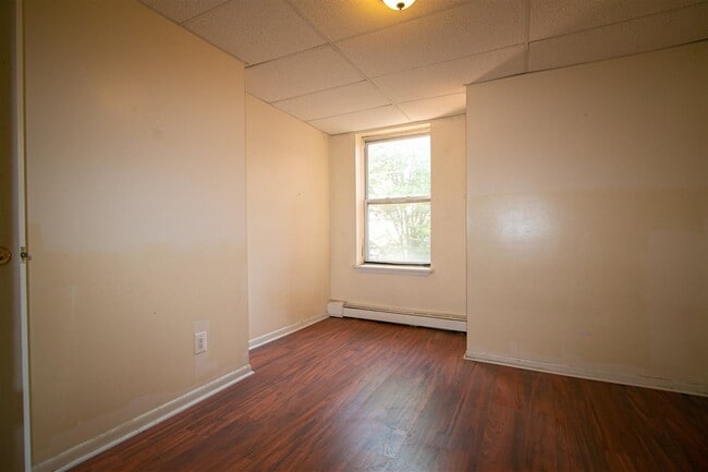 Building Photo - 159 Christopher Columbus Dr