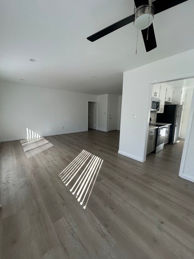 De la sala de estar a la cocina - 649 Westbourne Dr