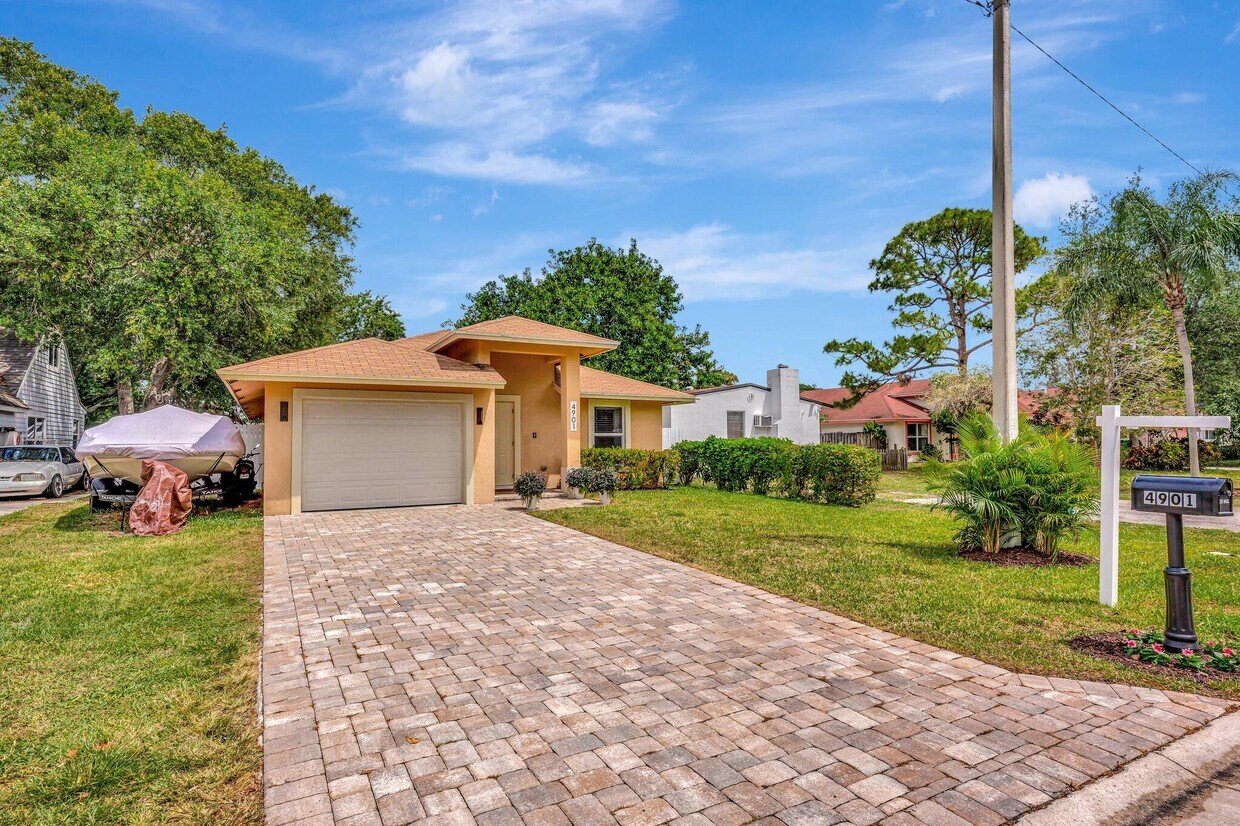 Foto principal - 4901 Lincoln Rd