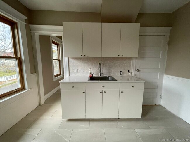 Building Photo - 174 Fairview Ave