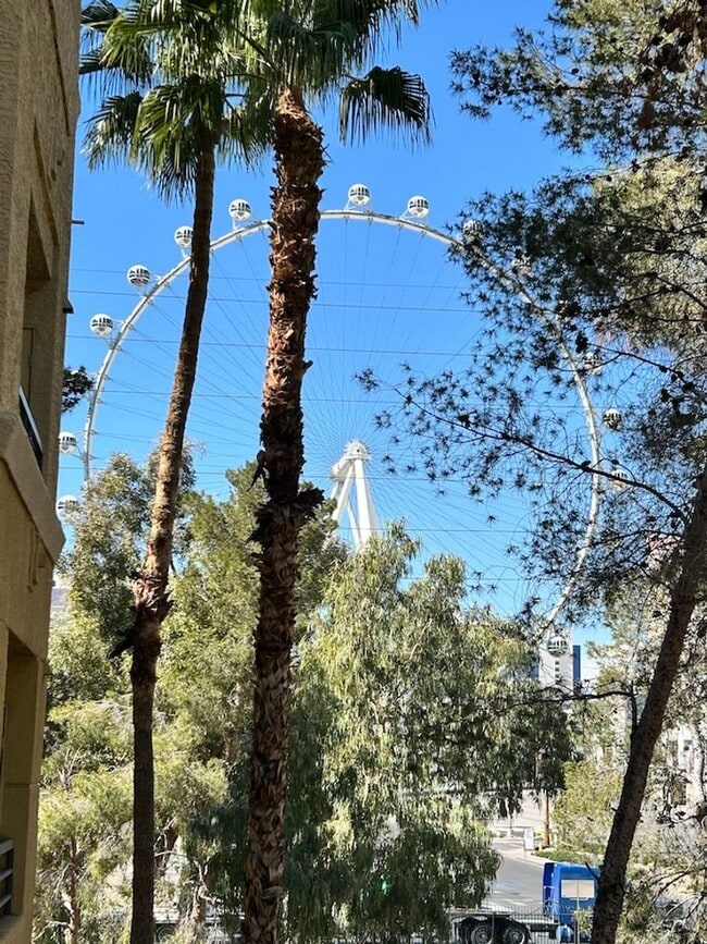 Building Photo - Bright & airy fully furnished condo at the...