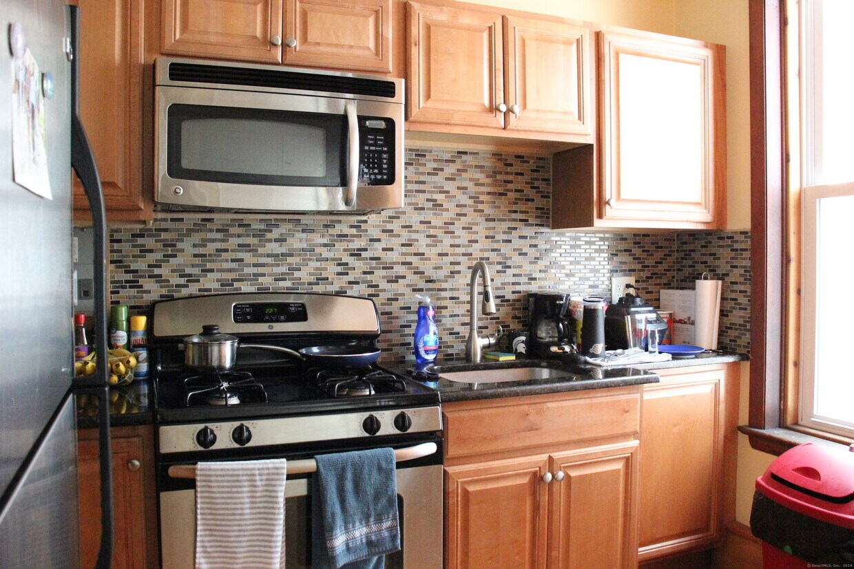 Primary Photo - 268 College St