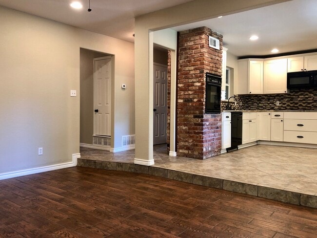 Foto del edificio - 3 Bedroom / 2 Bath / 2 Car Garage and Carp...