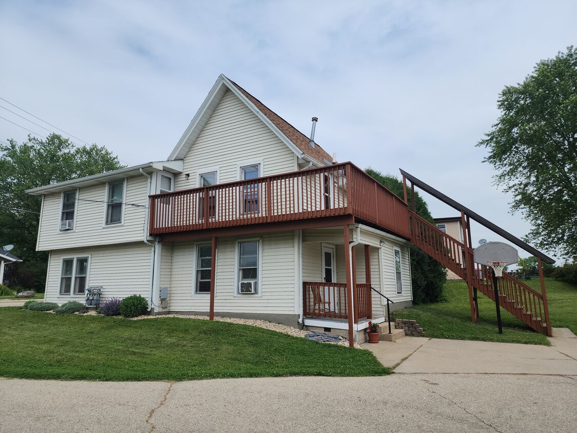 Building Photo - NEWLY updated 2 bedroom duplex