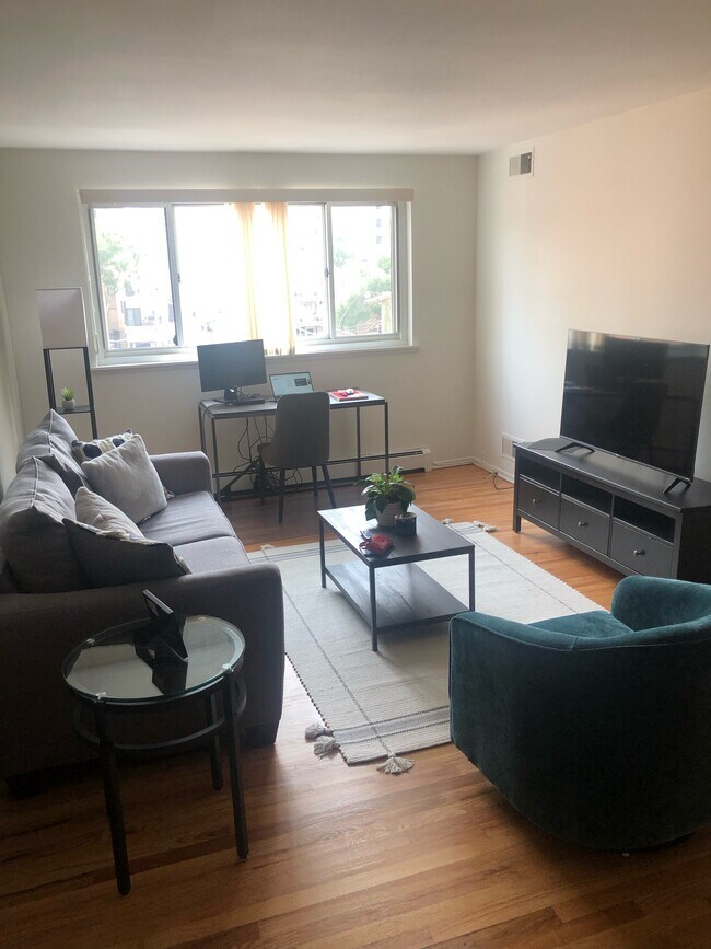 living room - 515 W Wrightwood Ave