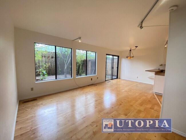 Foto del edificio - Charming 3 bed, 1.5 bath home in Live Oak, close to the beach and local markets