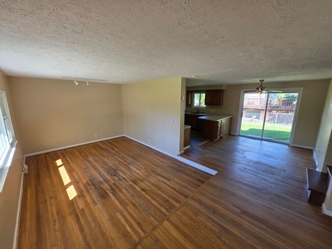 Building Photo - 32 Golden Rod Ln