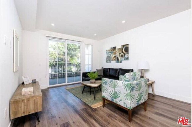 Foto del edificio - 1819 Kelton Ave