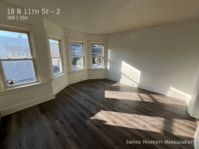 Building Photo - Available Now!! This 2nd/3rd Fl-3 Bedroom/...