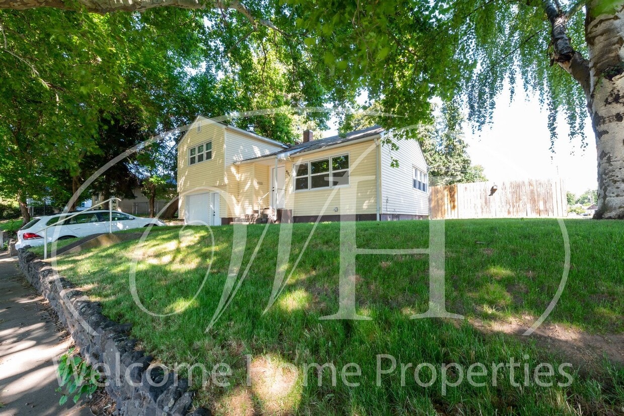 Primary Photo - Remodeled Single-Family Home Close to Whit...