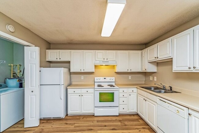 Photo - 2104 W Knox St Apartment