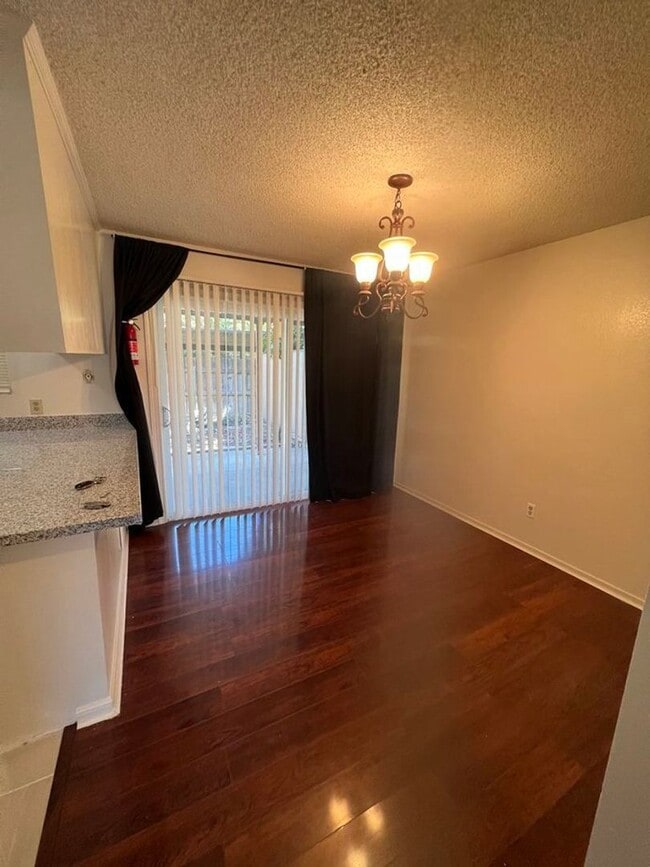 Building Photo - Updated 3/1.5 Condo with lots of parking