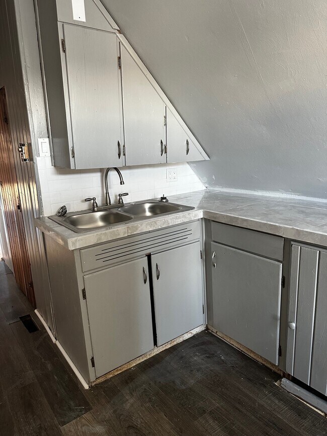 Kitchen - 27 Livingston Ave