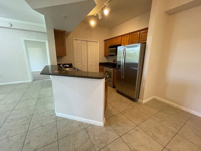 Foto del edificio - ANNUAL RENTAL - POSITANO PLACE 2 BED / 2 BATH