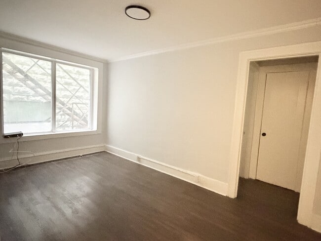 Building Photo - 524 Pitt St W