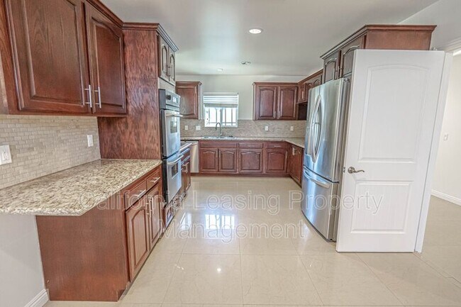 Foto del edificio - 6518 Peach Ave