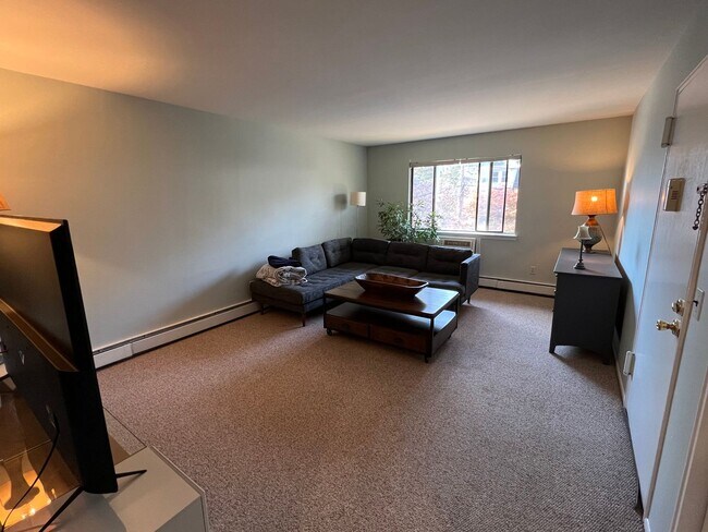 Foto del edificio - Gigantic FURNISHED Two Bedroom/w 2 off str...