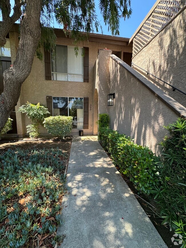Building Photo - 330 Ivy Ln
