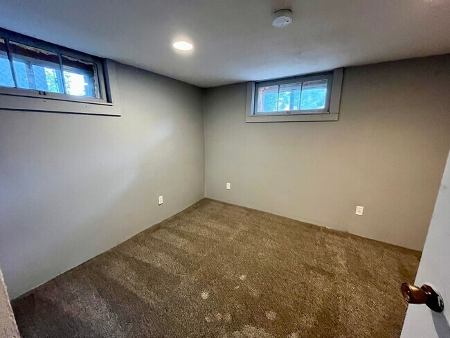 Building Photo - Large 4-bedroom, 3-bathroom pet friendly h...
