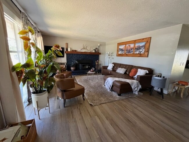 Building Photo - ? **Charming Single-Level Home Just Minute...