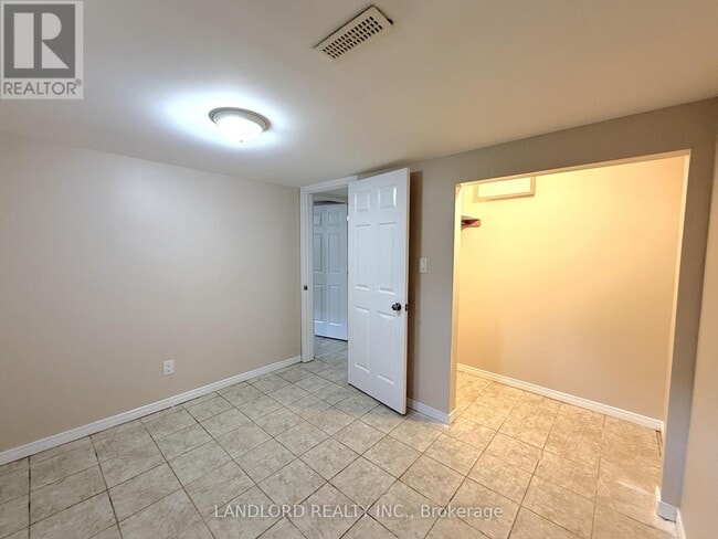 Building Photo - 220 Ellington Dr