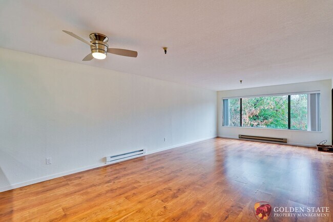 Building Photo - Beautiful Top Floor Condo in Prime Mountain View Location