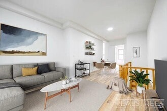 Building Photo - Massive 4BD/4BA Duplex with Office & Priva...