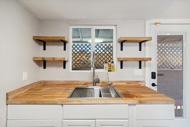 Amplio espacio de almacenamiento en armarios y estantes en la cocina. - 327 N 16th Ave