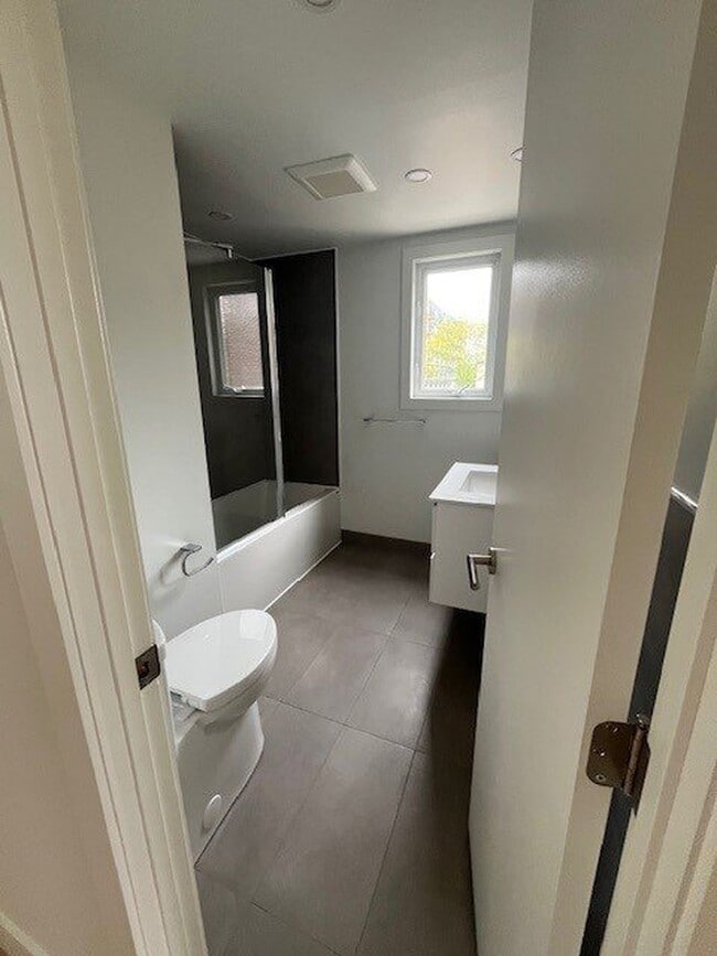 Building Photo - 3322 rue de la Monnerie