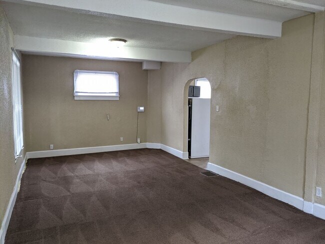 Building Photo - Near Eastside 5BR/2BA House