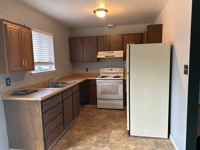 Building Photo - Rare 1 bedroom detached home with yard