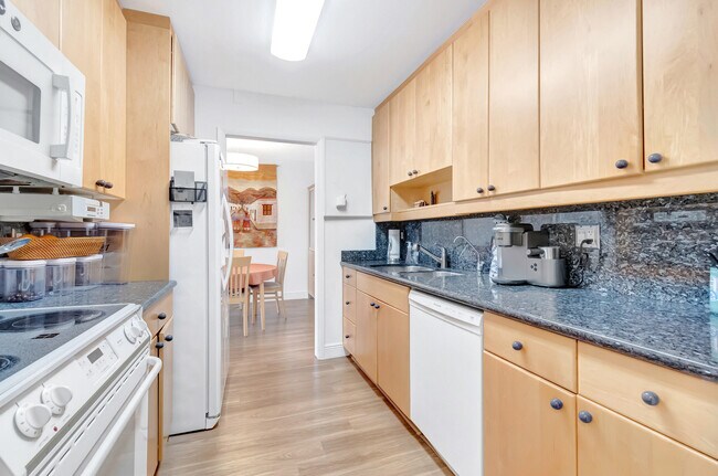Building Photo - 2121 N Ocean Blvd