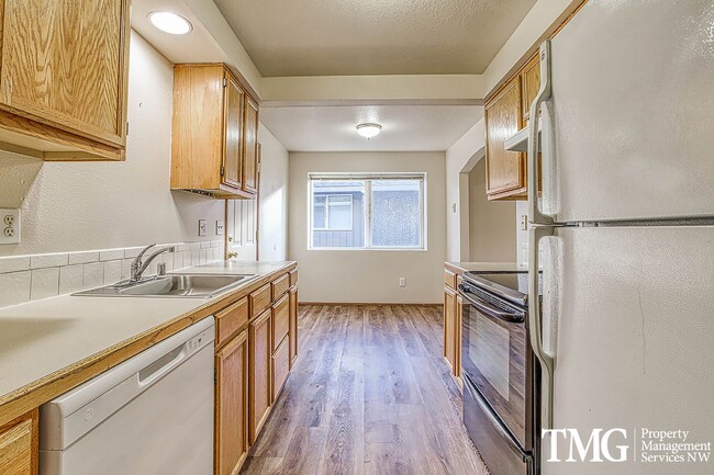 Building Photo - Bright 2 BD Duplex with Garage and Private Yard in Washougal!