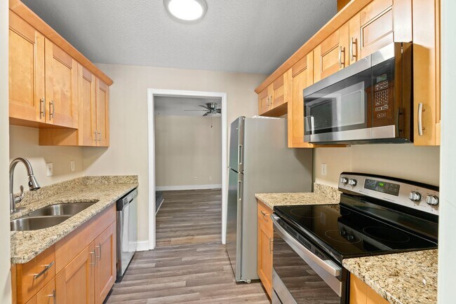 Foto del edificio - Lovely 2 Bedroom End Unit Townhome in NE R...