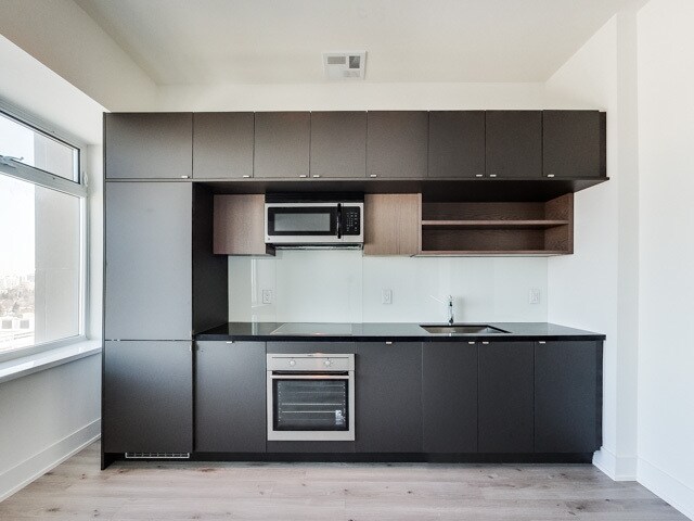 Photo du bâtiment - 111-1111 St Clair Ave W