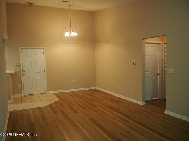 Foto del edificio - 7920 Merrill Rd