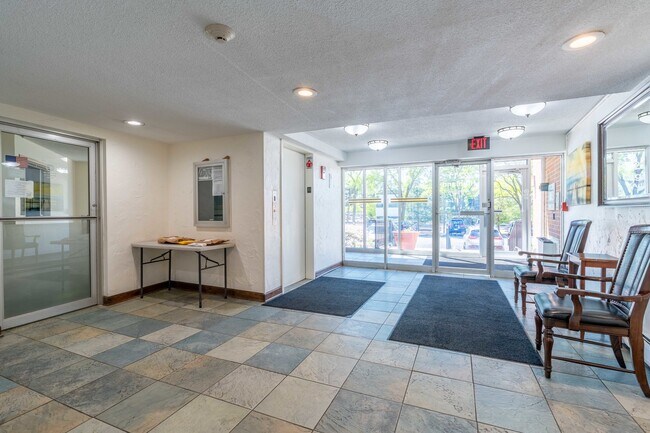 Foto del edificio - 2211 S Highland Ave