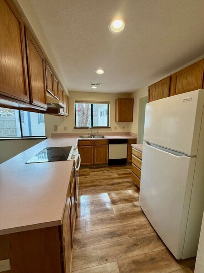 Foto del edificio - Lovely NE 3 Bedroom Home w/Large Yard & Mowing Included!