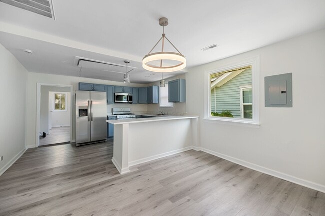 Building Photo - Charming Urban Living