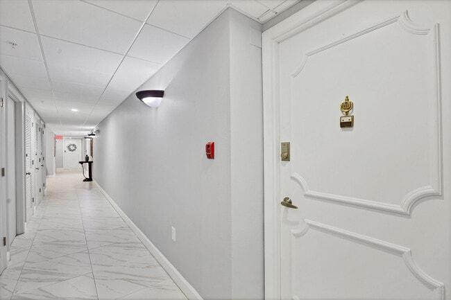 Building Photo - 555 S Gulfstream Ave