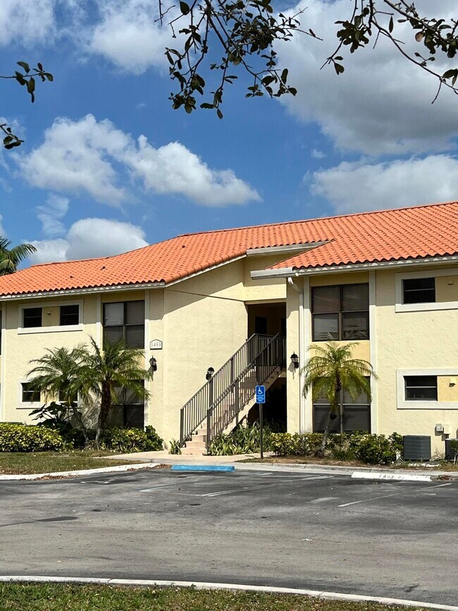 Foto del edificio - 1453 Lake Crystal Dr