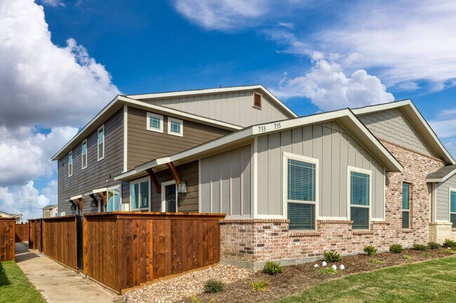 Foto del edificio - AVAILABLE NOW! GORGEOUS 3 BEDROOM FOUR PLE...