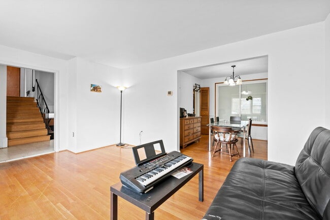 Photo - 3535 Marlbrough Way House